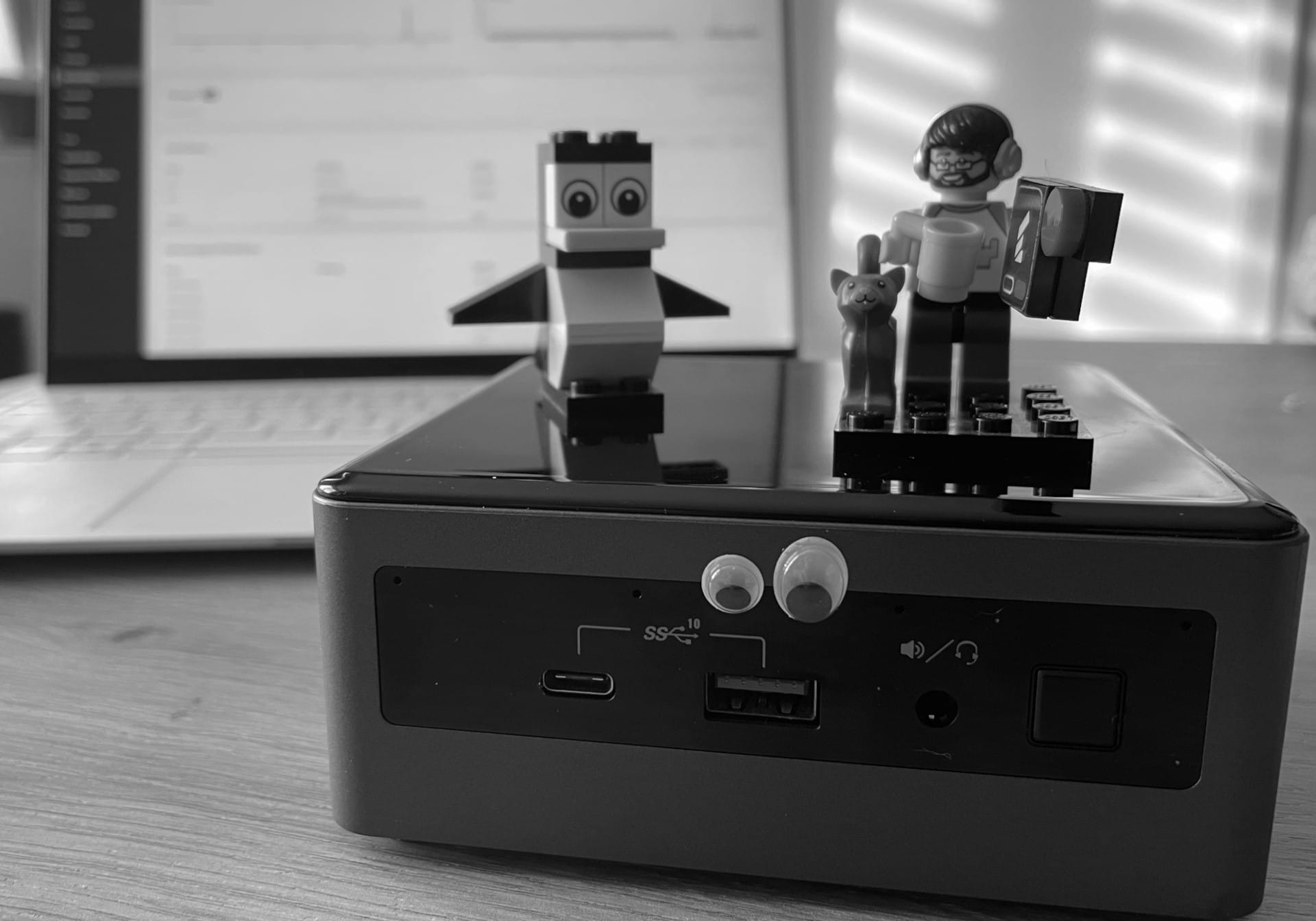 jessebenisrael's tweet card. Many of you requested more articles about self-hosting and home servers. One of the major use cases is making files available for others in the network. This might be useful to share projects, but...