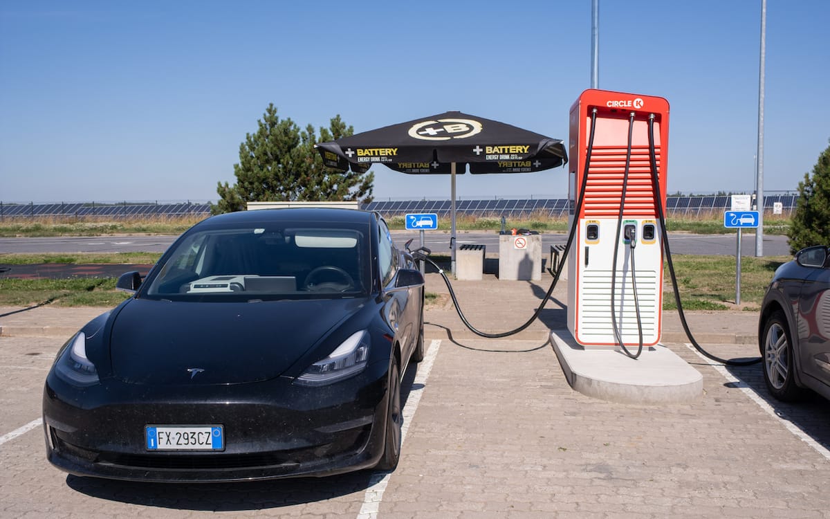 ElectricAutonmy's tweet card. The new agreement will enable Couche-Tard/Circle K Recharge users to access and pay for charging using the ChargeHub Passport app