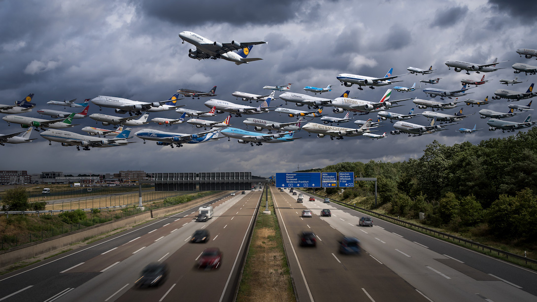 myVisualization's tweet card. Photographer Mike Kelley visited airports around the world, took pictures of airplanes leaving, and then pieced the photos together in a series of composite photos. The result was Airportraits. A b…