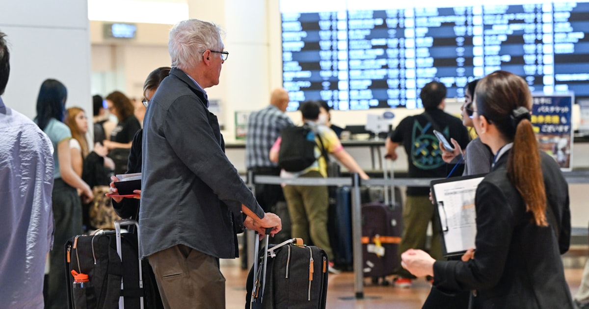 yurumazu's tweet card. 政府内に1人1000円の国際観光旅客税（出国税）を3倍以上に引き上げる案があることが分かった。訪日外国人客の増加を受け、税収を観光公害対策にあてる。与党の税制調査会などと協議し、年末までに結論を得ることをめざす。収入の一部は日本人のパスポート（旅券）取得時の手数料の引き下げに充当する。出国税は日本人、外国人問わず、日本を出国する際に支払う必要がある。航空機や船の料金に上乗せして徴収している。2