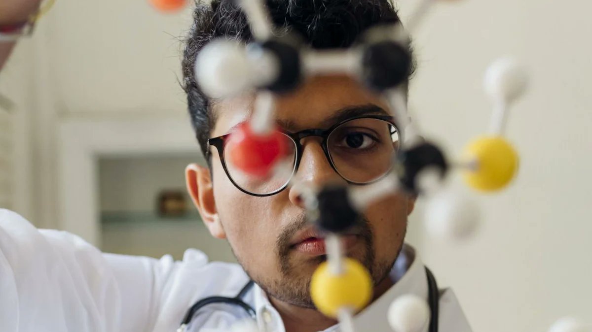 forscha's tweet card. Bei den Münchner Wissenschaftstagen dürfen Besucher löten, bauen, experimentieren – und virtuell durch das Weltall spazieren.