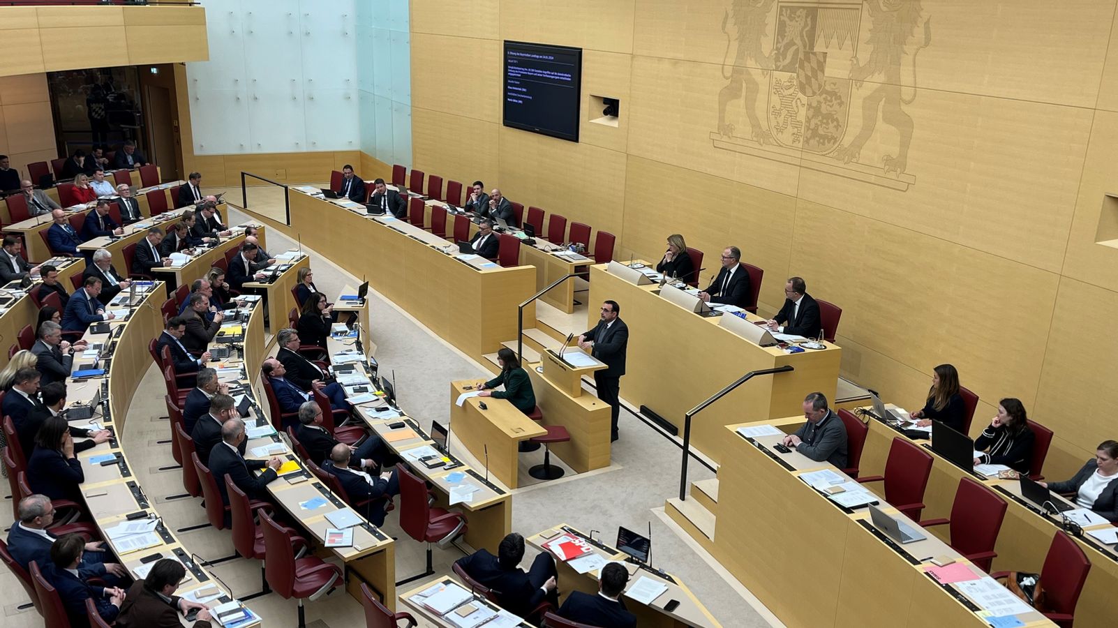 BR24's tweet card. Zusammen mit 13 weiteren Anwärtern hat der Landtag zwei AfD-Kandidaten zu ehrenamtlichen Richtern an Bayerns Verfassungsgerichtshof gewählt. CSU, Freie Wähler und AfD stimmten für die Liste mit...