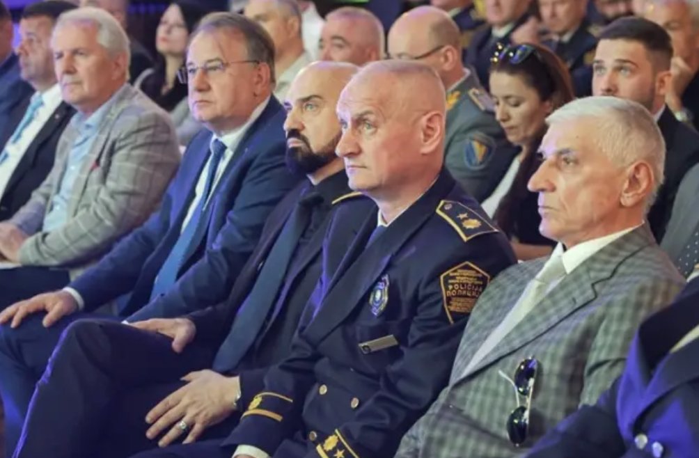 IstragaB's tweet card. Iako nije imao formalne veze sa FUP-om, Aljoša Čampara izdavao naredbe Vahidinu Munjiću kako da zataškavaju istragu u predmetu Black Tie