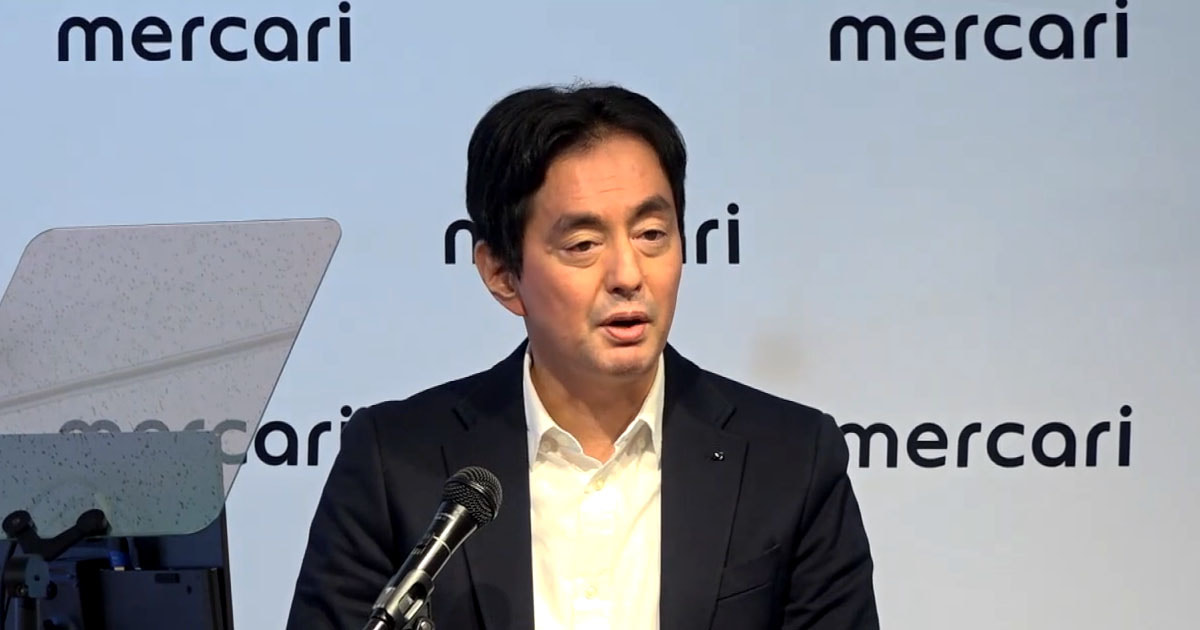 yusuke__0's tweet card. メルカリは2025年6月期決算で過去最高益を達成しながら、成長鈍化という課題に直面していた。その打開策として同社が選んだのは、AIを“前提”とした組織とプロダクトの再設計。社内AIツール利用率は95%、エンジニアの開発量は64%増──大胆な変革の背景と「人員最適化」への真意を、エンジニア視点でレポートします。