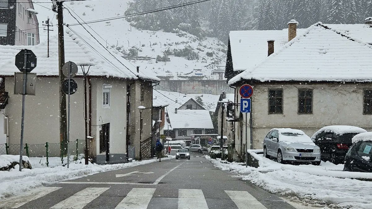 N1info's tweet card. This winter’s first snows are causing problems on roads and have left some villages without power. According to the Serbian auto club (AMSS), the biggest proble