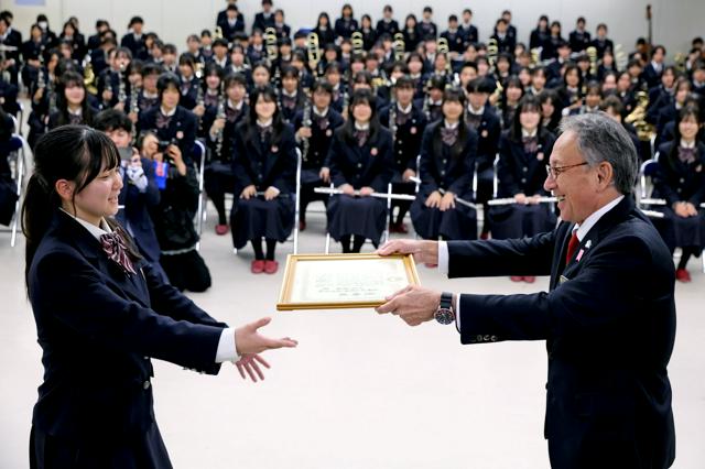 OSYhRtlLGAsZv9b's tweet card. 　高校野球の春と夏の甲子園大会で長年、沖縄代表校の応援演奏をしてきた兵庫県尼崎市の市立尼崎高校吹奏楽部に5日、沖縄県の玉城デニー知事が感謝状を贈った。 　吹奏楽部総監督で同校元教諭の羽地靖隆さん（