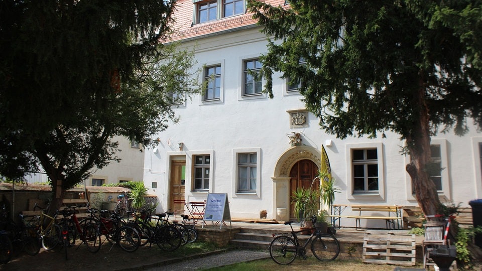 timoreinfrank's tweet card. Der Wurzener Stadtrat hat die Annahme von Spenden für das Netzwerk für demokratische Kultur verweigert. Damit schneidet die Stadt den Verein auch von weiteren Fördermitteln ab. Die Entscheidung sorgt...