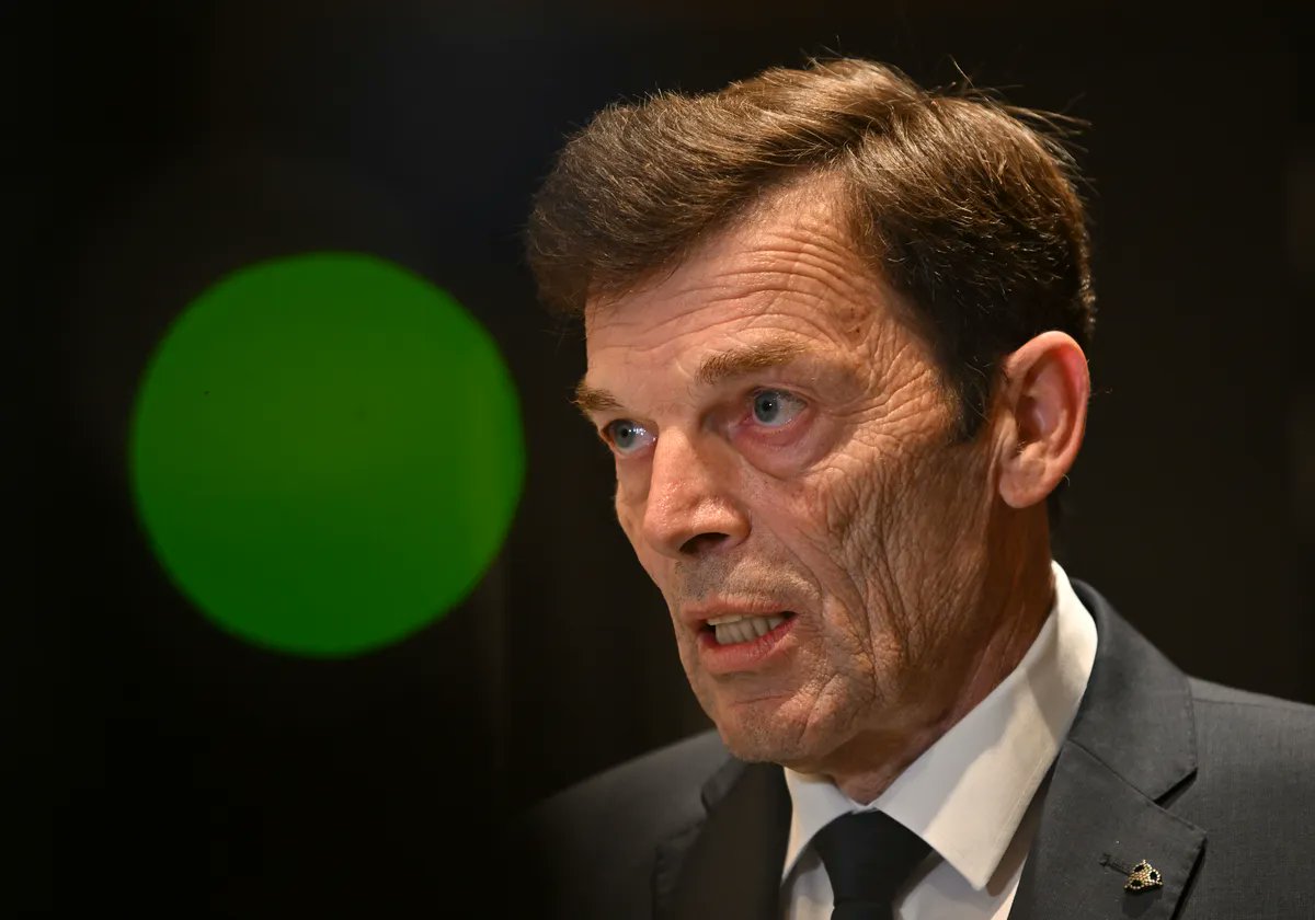 n1slovenija's tweet card. Šole v jugovzhodni Sloveniji so pripravljene na zagotavljanje varnosti, je po današnjem sestanku z ravnatelji zatrdil minister za šolstvo Vinko Logaj.