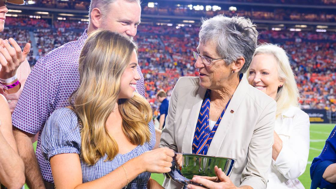 AuburnWGolf's tweet card. Kim Evans wins Auburn's Pamela Sheffield Award
