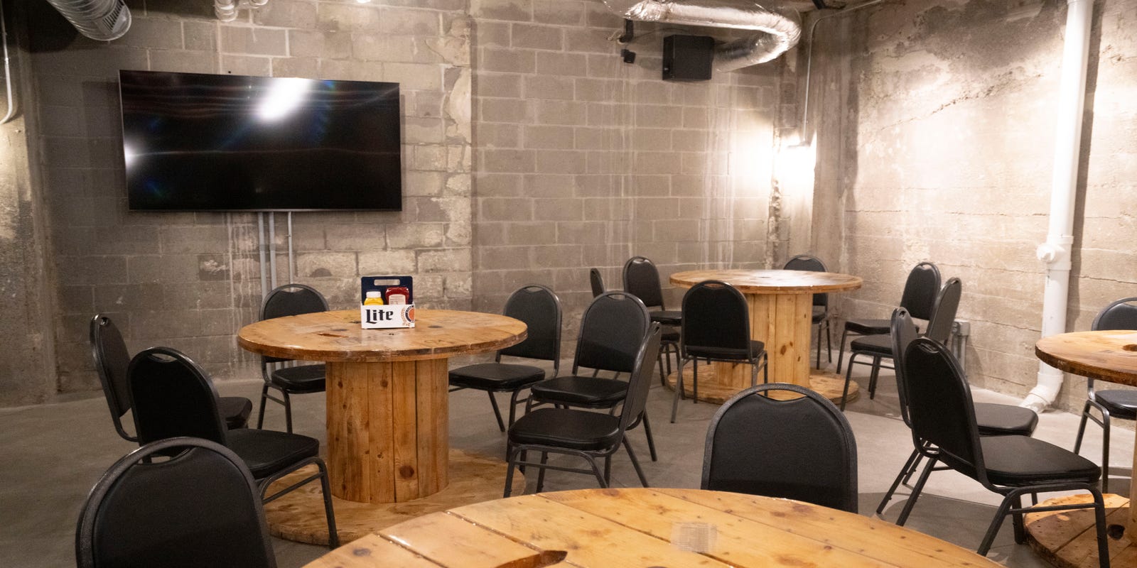 susanmstapleton's tweet card. Inventive food and surprise visits steal the spotlight for celebrities who head to this West Des Moines dive bar.