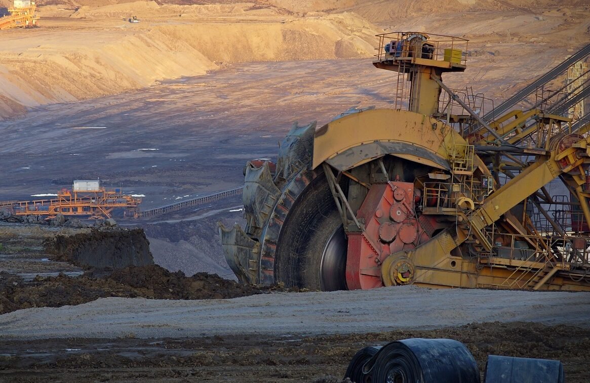 portalconvenios's tweet card. Os estados e municípios procutores de minérios receberam, em outubro, um total de R$ 504,7 milhões referentes à Compensação Financeira pela Exploração Mineral (CFEM) arrecadada no mês de setembro. R$...