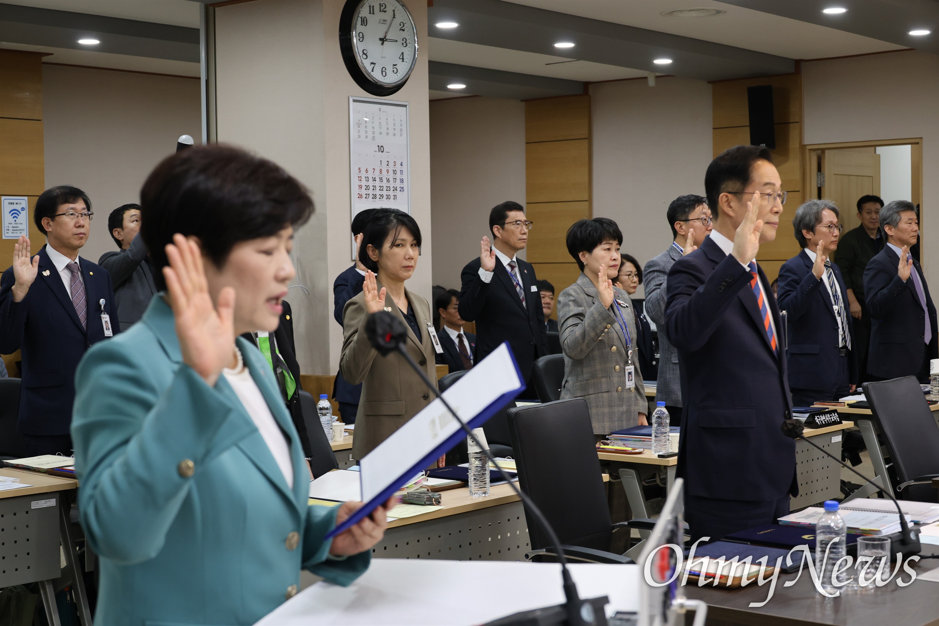 OhmyNews_Korea's tweet card. 22일 오후 대구시교육청에서 열린 국회 교육위원회 국정감사에서는 AI 디지털교과서(AIDT) 사업을 둘러싸고 대구시교육청의 과도한 추진과 교사 의견 배제 논란이 도마 위에 올랐다.백승아 의원(더불어민주당)은 "대구는 부당 행위와 위법