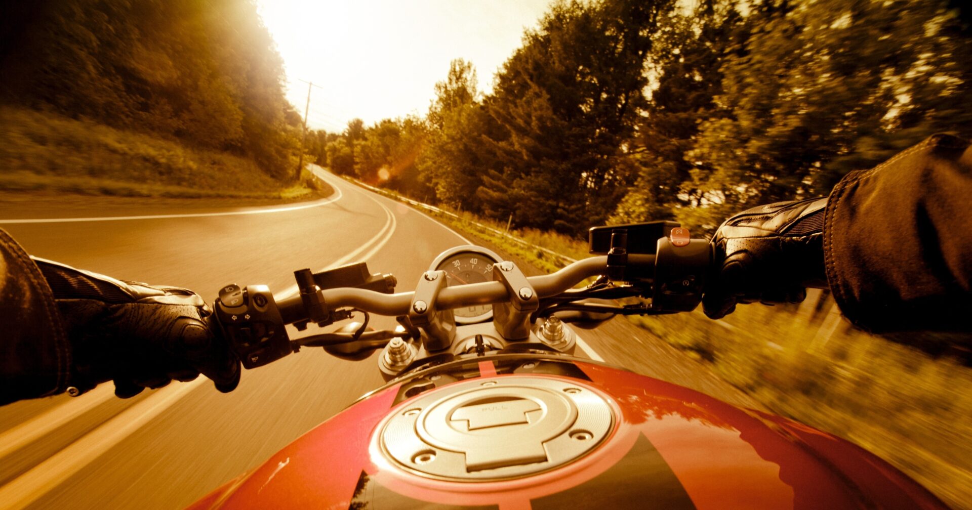 motoconnectweb's tweet card. 近年のバイクのエンジンは、排気量を問わず、どの回転でも扱いやすい。特にビッグバイクとなるとスペックは十分すぎるほど。スポーツ系のバイクであれば市街地だとずっとナラシのような走り方になってしまうのも事実である。