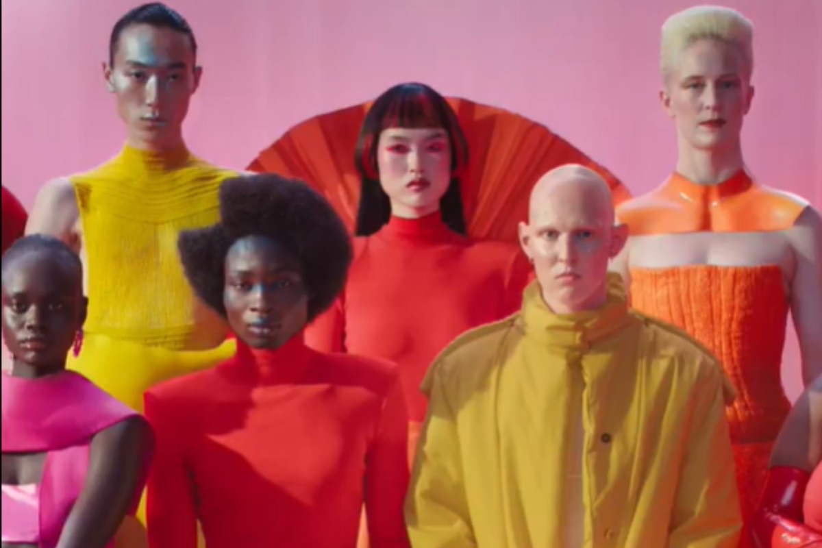 gaceta_es's tweet card. Sólo vendió 49 vehículos en abril, lo que representa un desplome del 97,5% respecto al mismo mes de 2024, cuando comercializó 1.961 unidades