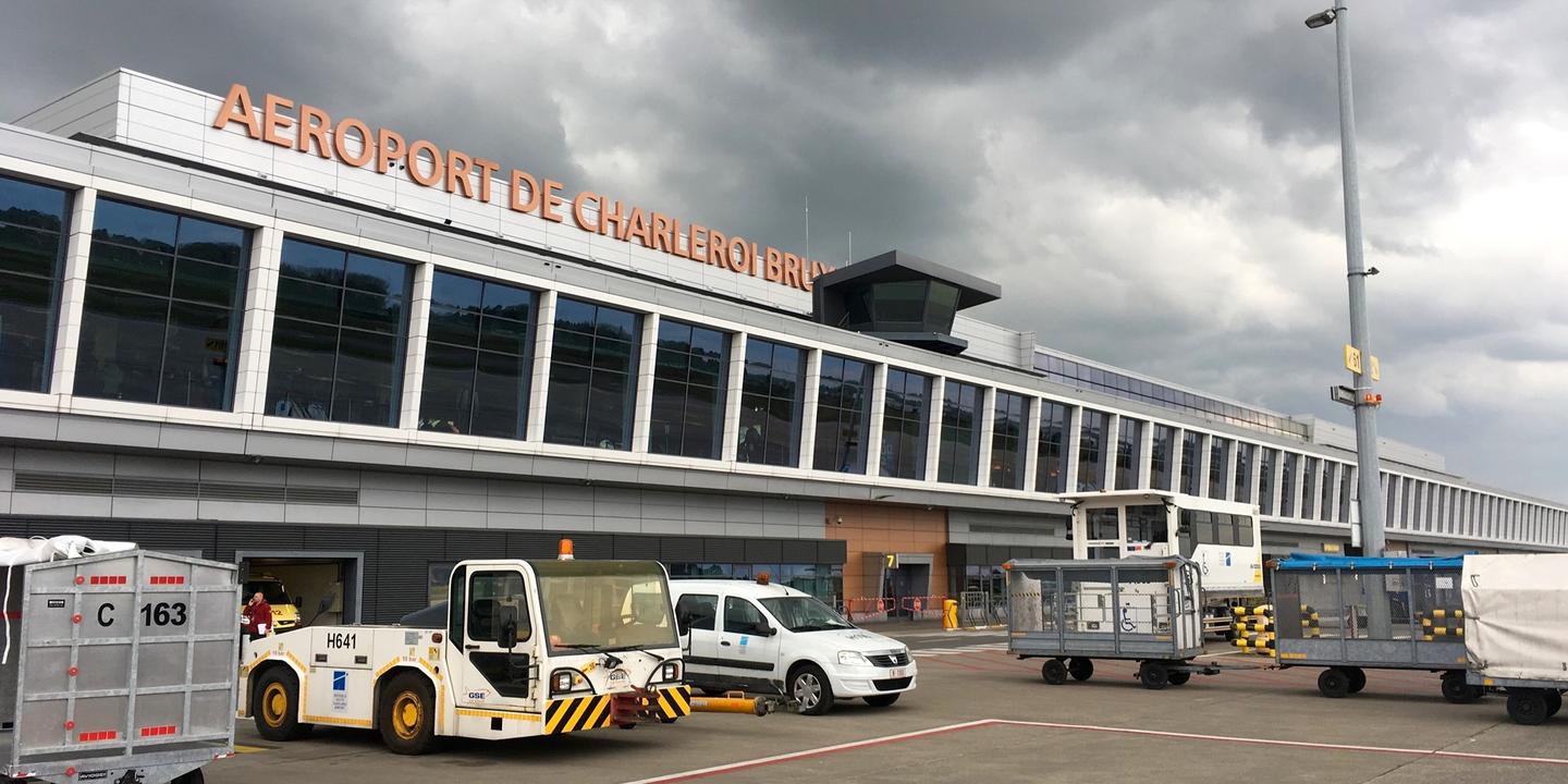 lemondefr's tweet card. Le conflit entre le personnel de l’aéroport et la direction porte sur les conditions de travail, et une réunion de concertation entre direction et syndicats est prévue vendredi matin.