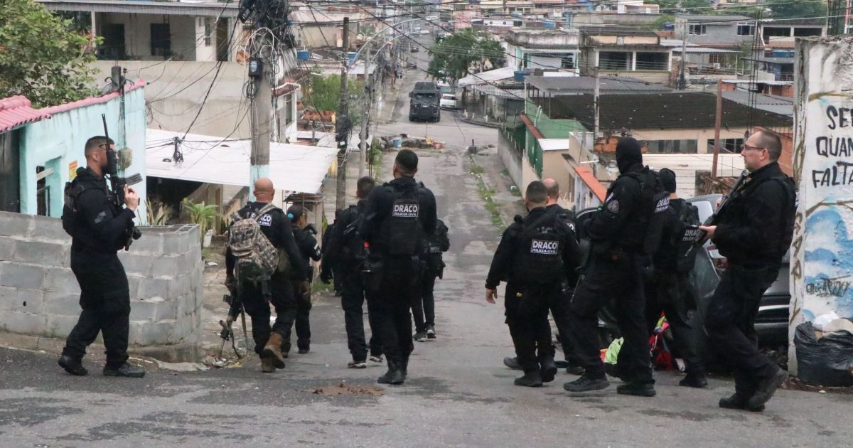 CNNBrasil's tweet card. Saiba como a legislação brasileira e analistas distinguem os grupos; projeto tenta equiparar facções a grupos terroristas