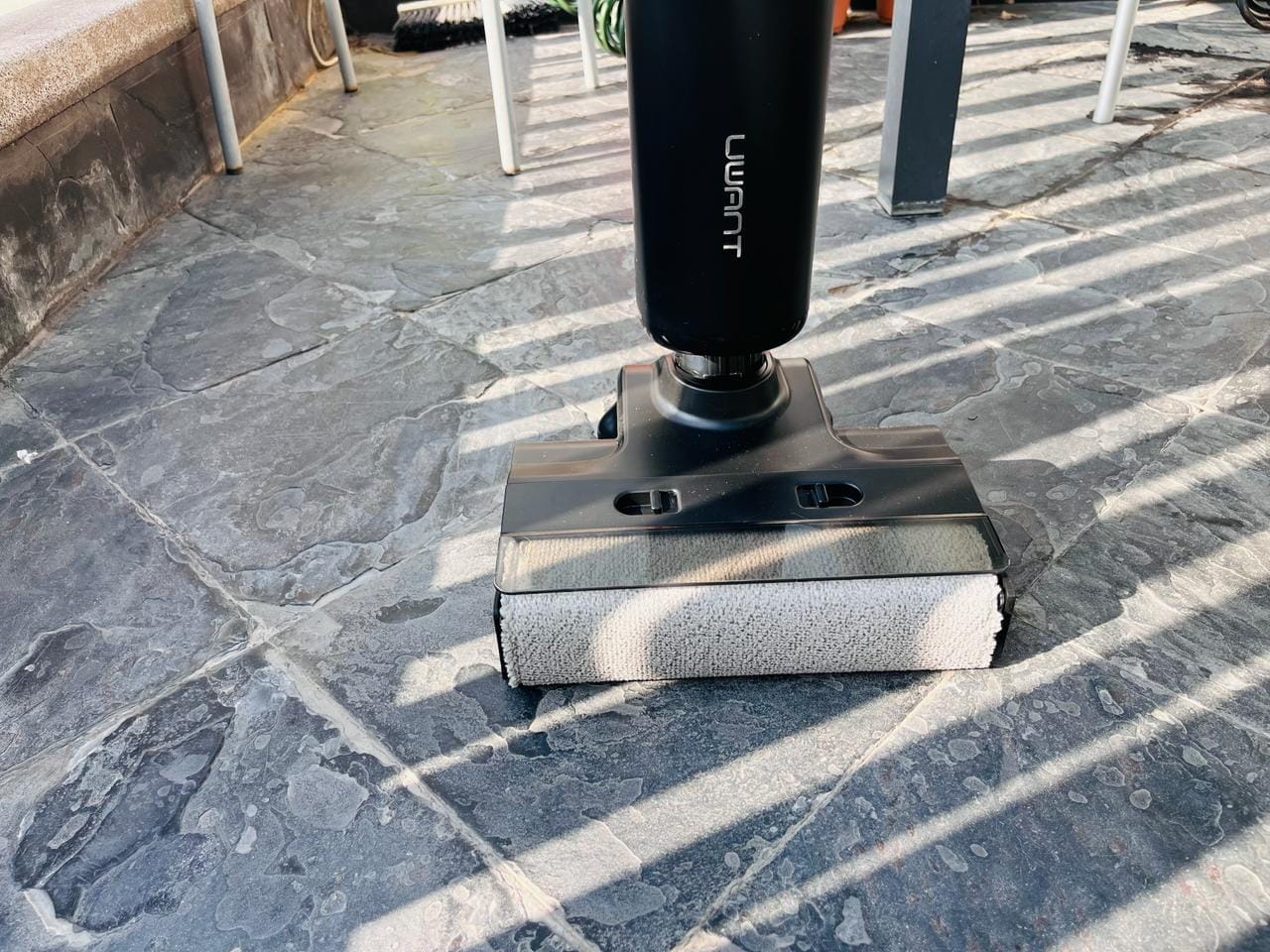 TechNPeople's tweet card. טכנולוגיה ואנשים -סקירה על השואב שוטף הידני UWANT D700 Pro. מציע רולר בצורת D לניקוי מיטבי,ניטרול ריחות ועמדת ניקוי וטעינה עם נורת UV ואינפרה אדום.