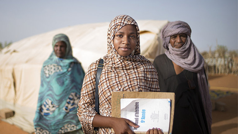 DPE17's tweet card. Wir stehen zusammen #WithRefugees