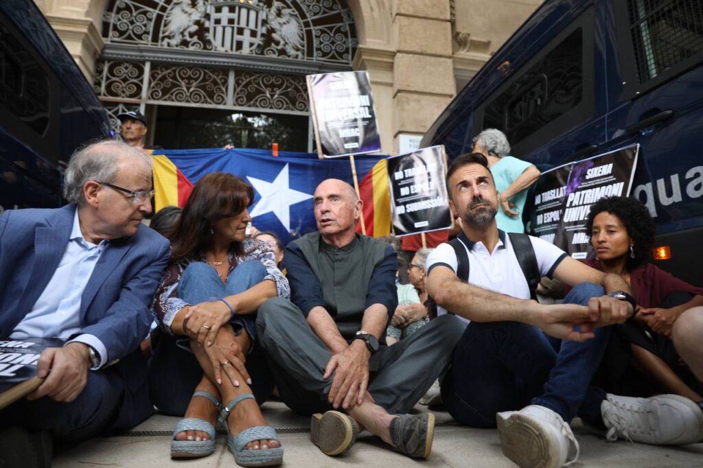 VilaWeb's tweet card. L’ANC ha desconvocat la protesta a la porta del MNAC contra la visita dels tècnics de l’Aragó, que s’han vist obligats a entrar per un altre accés. Els manifestants, que brandaven estelades i...