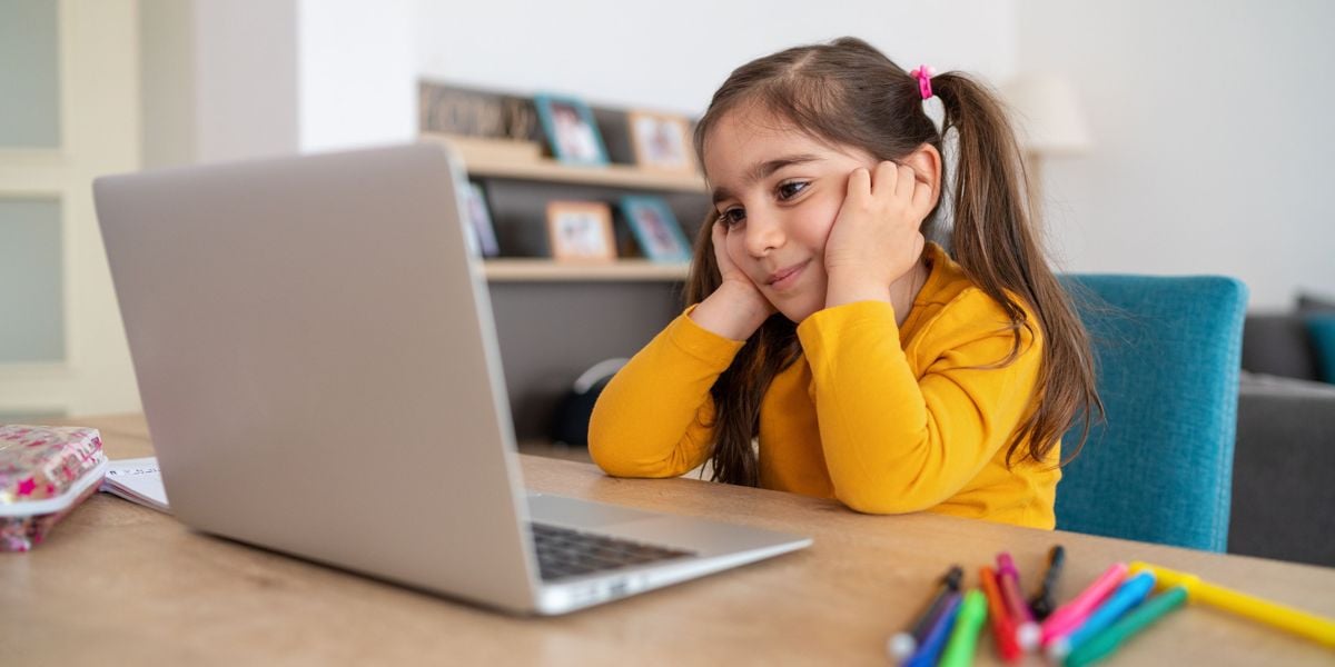 Todaysparent's tweet card. AI is part of kids’ daily lives. Here’s how parents can help them use it safely, think critically and get creative, while avoiding risks.