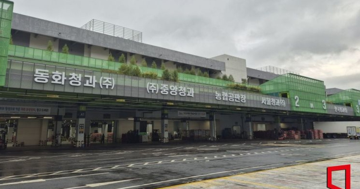 meritsun's tweet card. 편집자주 기후변화가 농산물 가격을 끌어올리는 '애그플레이션'이 상수가 된 시대. 가뭄과 장마, 폭염 등 이상 기후가 나타날 때마다 밥상 물가는 요동치고 있다. 작황 부진을 초래한 변덕스러운 날씨는 농산물 가격 급등의 원인으로 지목된다. 절반은 맞고, 절반은 틀렸다. 불투명한 농산물 유통 구조는 날씨를 방패 삼아 가격을 쥐락펴락 중이다. 농민들은 공들여 키운