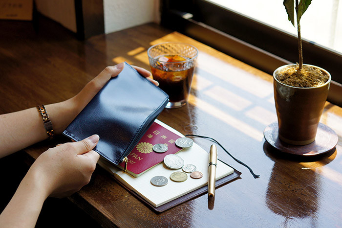 digiup_scansnap's tweet card. 「毎日、文房具。」編集長の髙橋拓也氏が、大量のレシートを受け取る方におすすめのケース、dünn（デュン）の「passport & pen case」をご紹介。パスポートも入る、トラベル用途のケースです。