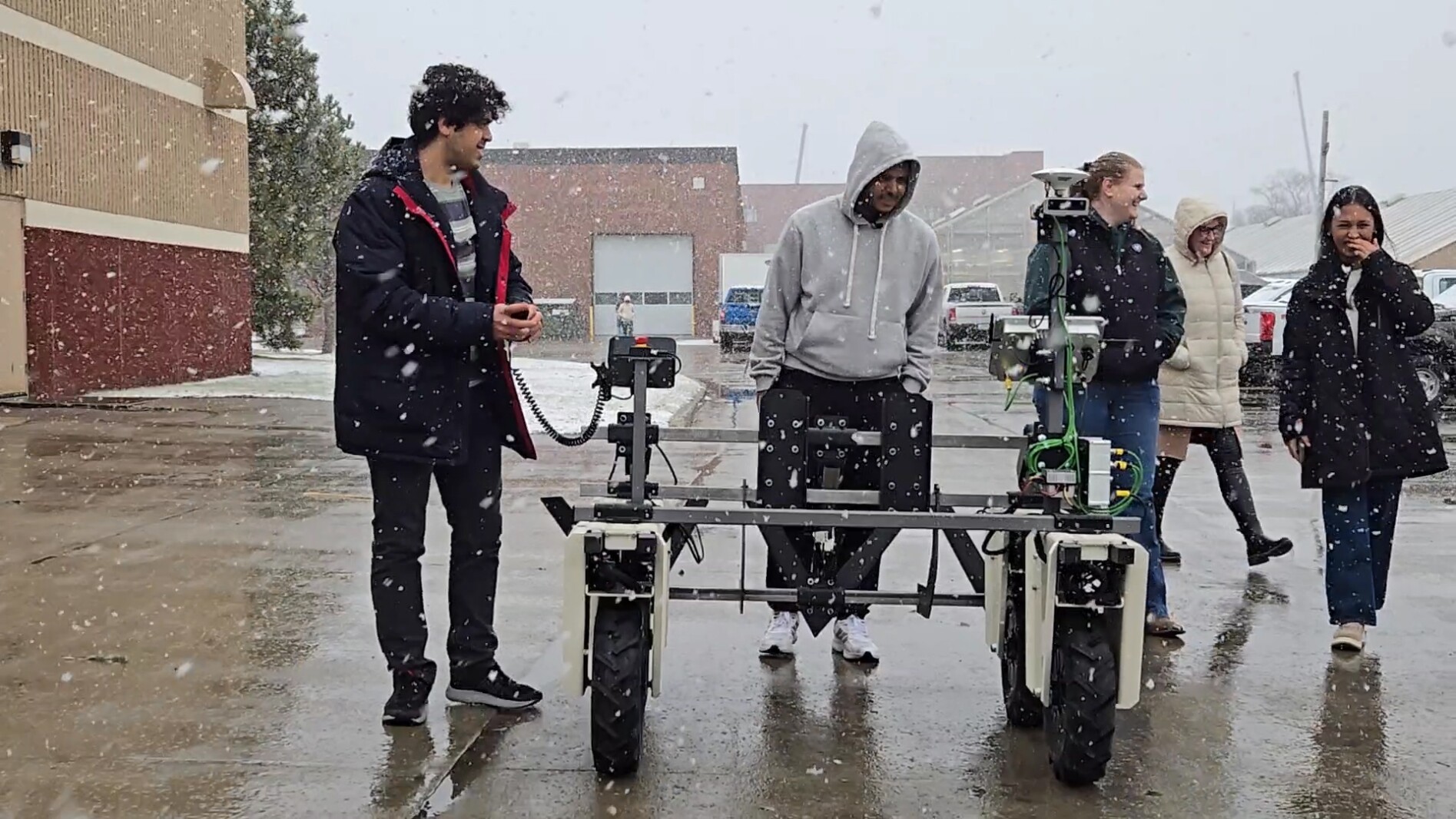 Tuftme's tweet card. A team of North Dakota State University students designed an advanced robot to aid organic farming, using AI and cameras for weed control and security.