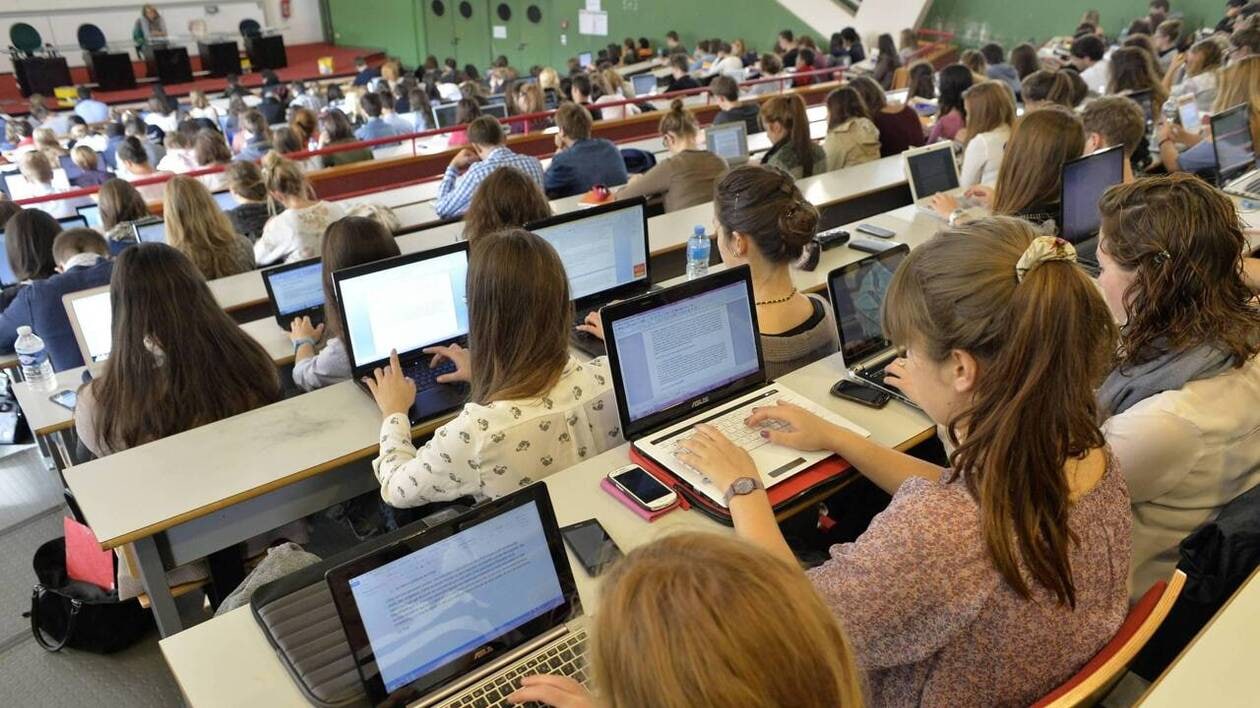 FranceUniv's tweet card. Neuf présidents d’université de l’Ouest tirent un puissant signal d’alarme : « les nouveaux surcoûts prévus par le projet de loi finances 2025, d’une ampleur inédite, placeront une très grande...