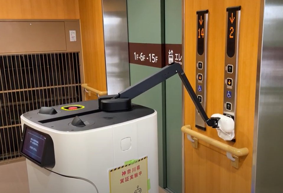 IgpRobotics's tweet card. 「このロボットはエレベーターに乗って違う階に運べるの？」搬送ロボットの導入を検討されてきたお客様の多くから聞かれてきた質問です。「GAEMI（ゲミ）なら、自分でボタンを押してエレベーターに乗り、指定したフロアに移動してモノを運ぶことができます」このロボットGAEMIはエレベーターの改造なしに階を跨いだ搬送が可能です。エレベーターに乗ることが難しい搬送ロボットロボットによる階を跨いだ搬送を検討...