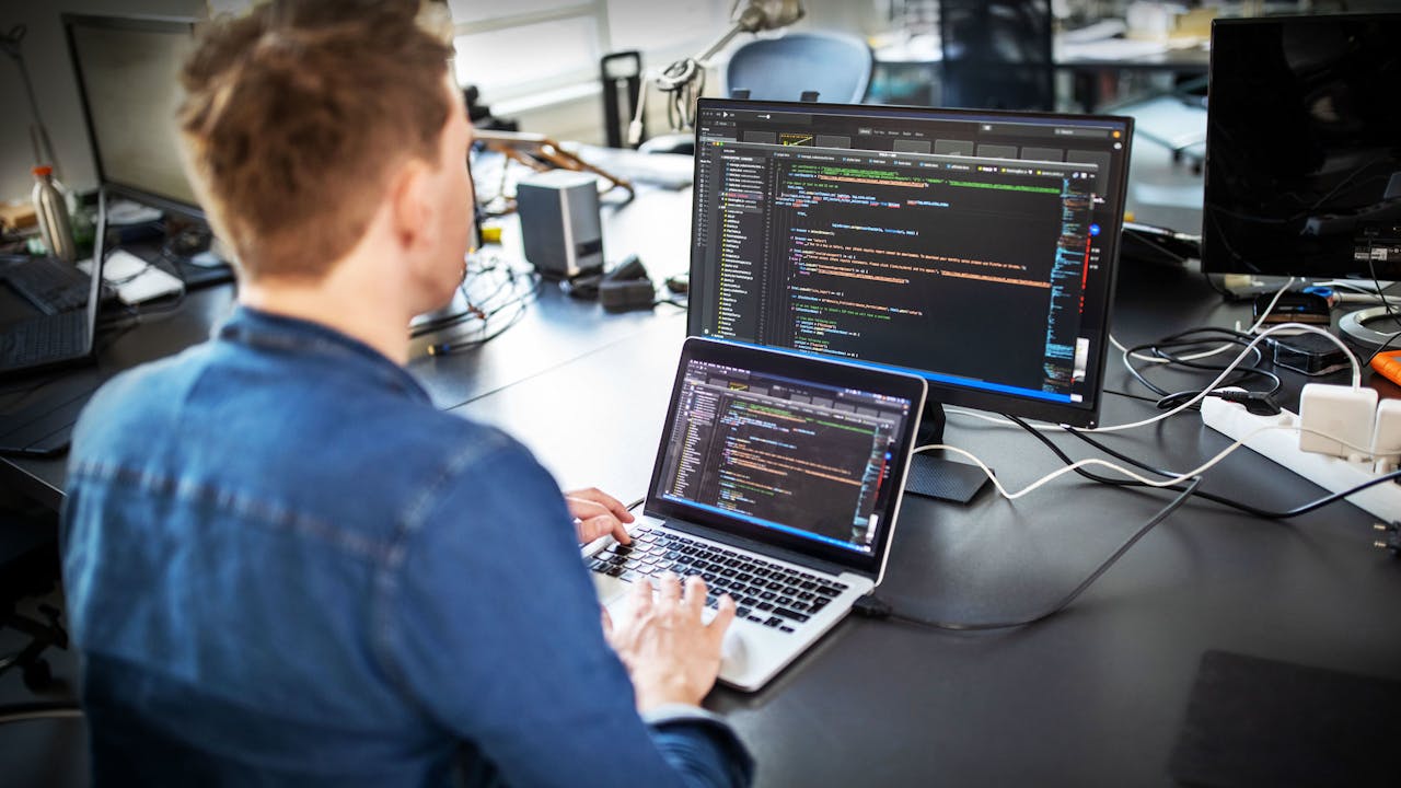 softwareborg's tweet card. Als softwarehuizen omvallen, kunnen geautomatiseerde werkprocessen van hun klanten stilvallen. Er is nog weinig oog voor dit 'catastrofale risico', waarschuwen experts.