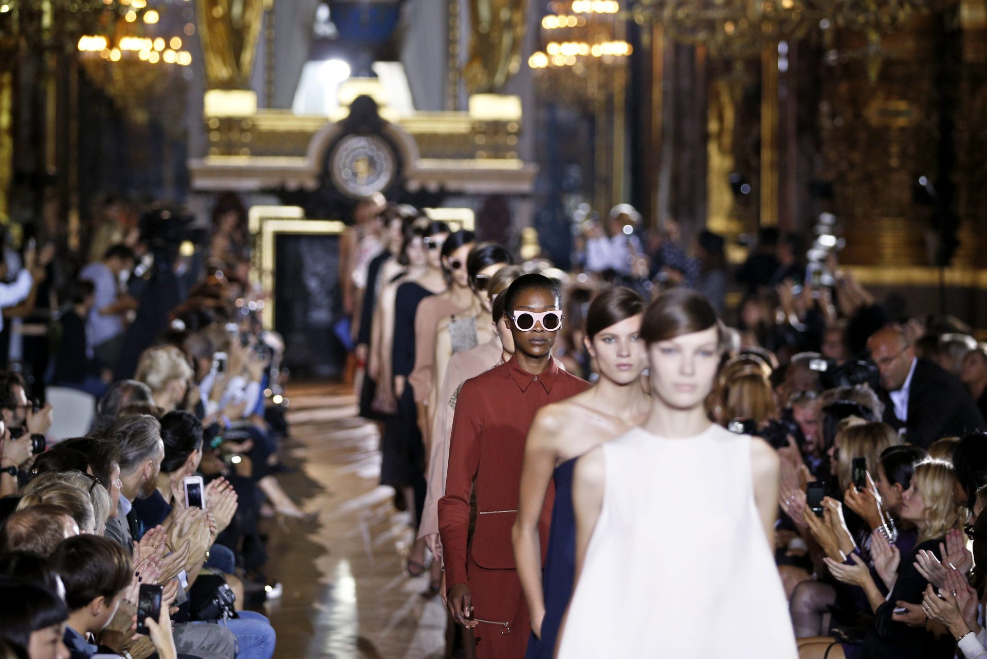 EFEverde's tweet card. ¿Qué sucede en un mundo donde todos los tejidos que podemos tocar en las tiendas contienen plástico? Urge aprender a valorar la calidad.