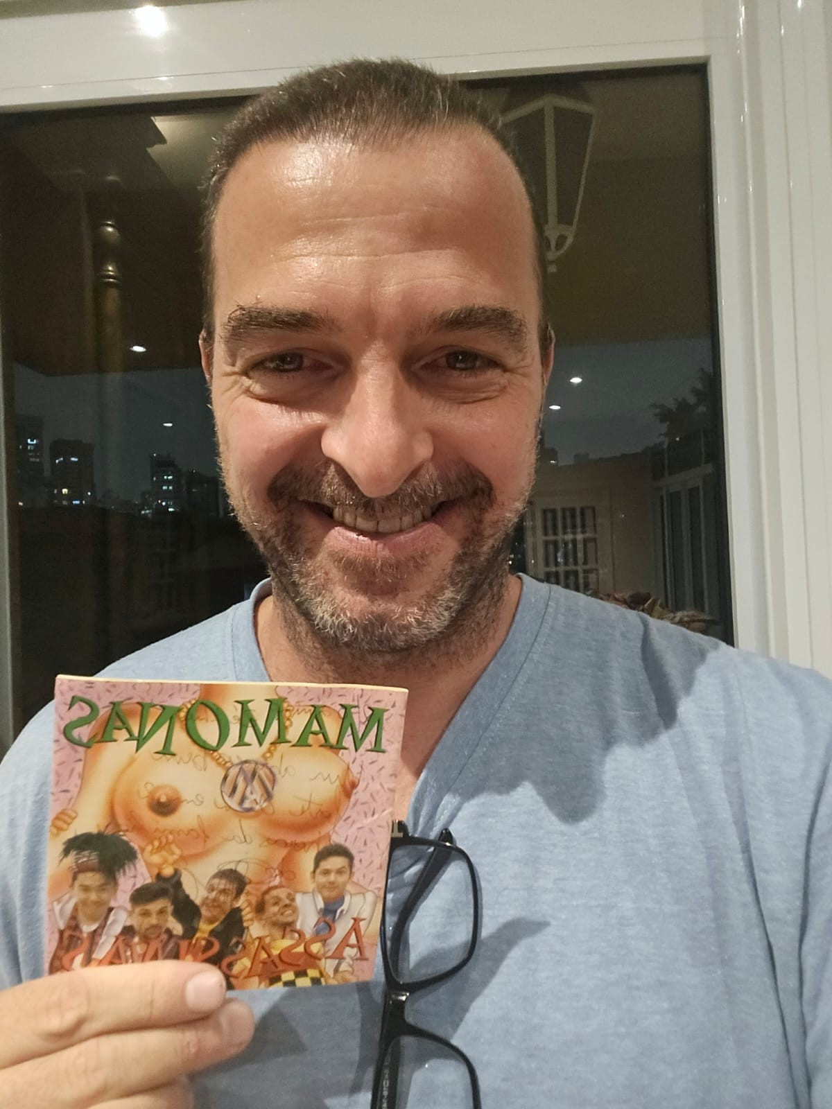 geglobo's tweet card. Familiares contam histórias da banda ligadas ao futebol; veja integrantes em ação num jogo