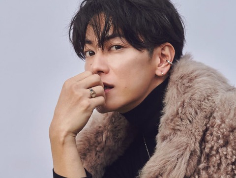 0uFukyEFeu89248's tweet card. 佐藤健さんのインスタ更新に大興奮！アジアツアーのオフショットやステージ上でのネクタイ姿、どれを見ても佐藤健さんの魅力が溢れていますね。ファンの皆さんのコメントも楽しみにしています！