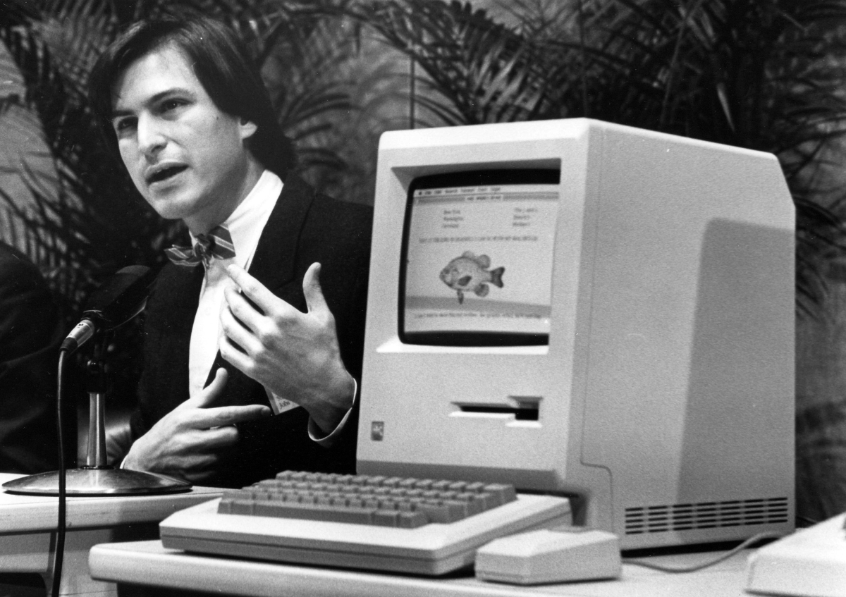 g16n's tweet card. Der Macintosh wird heute 40 Jahre. Die Erfindung des Geräts wird oft Steve Jobs zugeschrieben. Doch es war Jef Raskin, der die Idee vorantrieb.