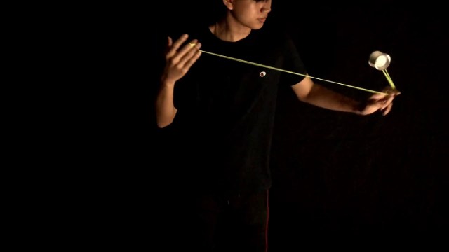 YoYoNewsBlog's tweet card. Nine minutes of new tricks from Polo Garbkamol all at once? Is it Christmas already? Did we win something? Yoyo used is the YoYoFactory Marco.  