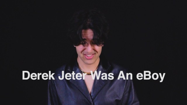 YoYoNewsBlog's tweet card. I do not understand Keiran’s outfit, but that trick is fantastic. Yoyo used is the SF Cadence ES.