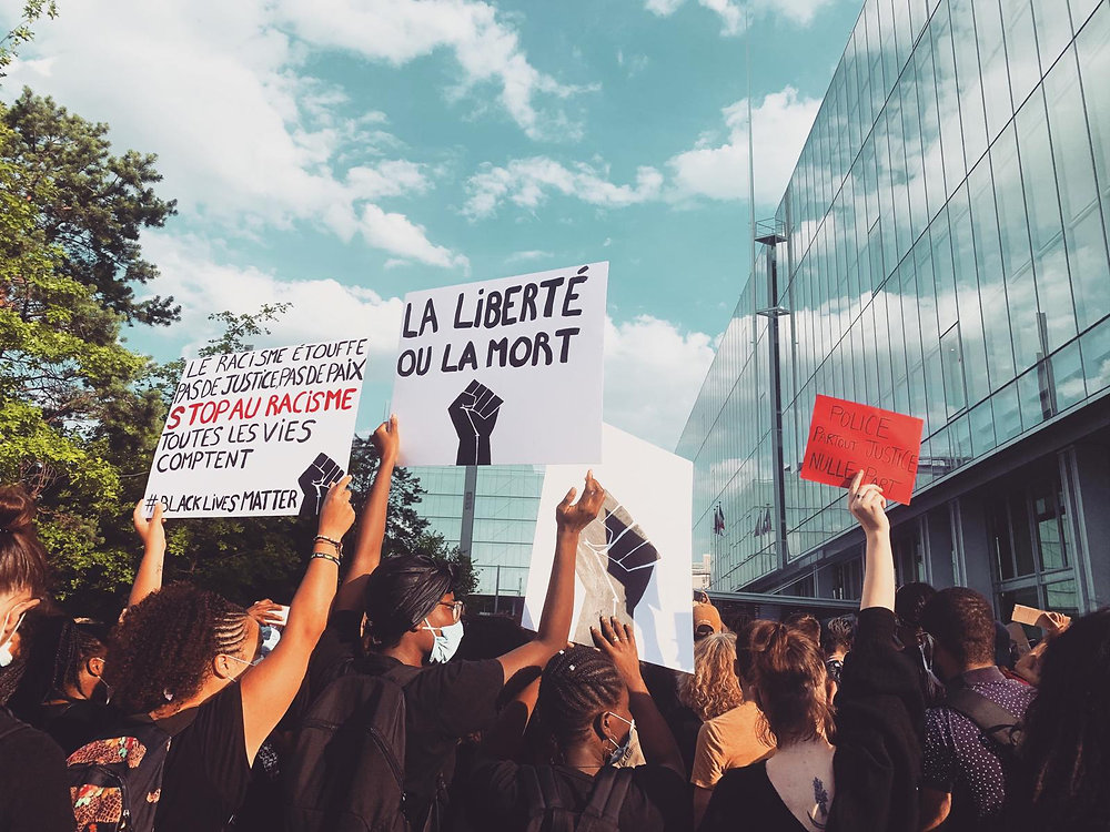 chrslaurent's tweet card. Ce que les médias français vont montrer - en très grande majorité de ce rassemblement pacifique - ce sont des images de heurts... Pourquoi?