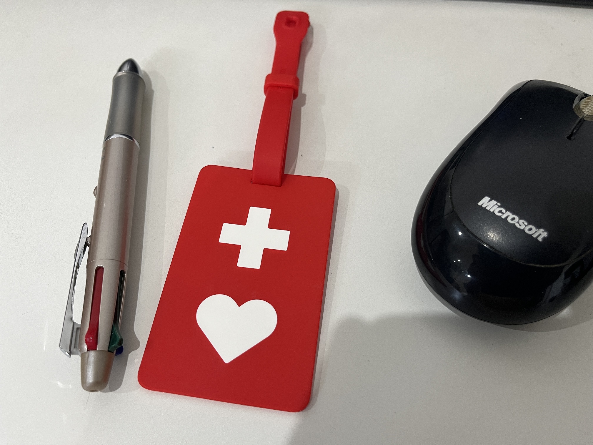 workstudio_f's tweet card. 京都市が無料で配布しているヘルプマークをご存じですか？赤い四角い形をしていて十字マークと♡マークが描かれてます。通勤の電車やバスの中で目にした方は多いのではないでしょうか。このヘルプマークには意味があります。それはどういったものなのでしょう...