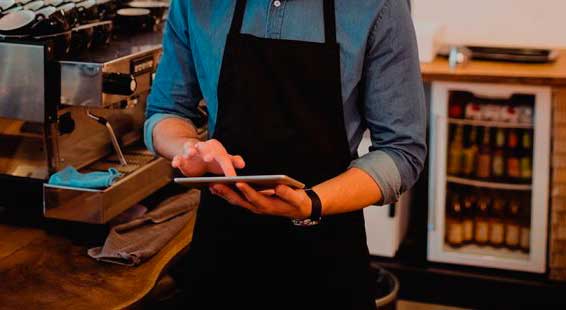 StartupAnd_'s tweet card. Sacar una foto a una factura con el móvil y que se guarde automáticamente en el sistema; controlar la tesorería de un vistazo desde el móvil; cartas digitales