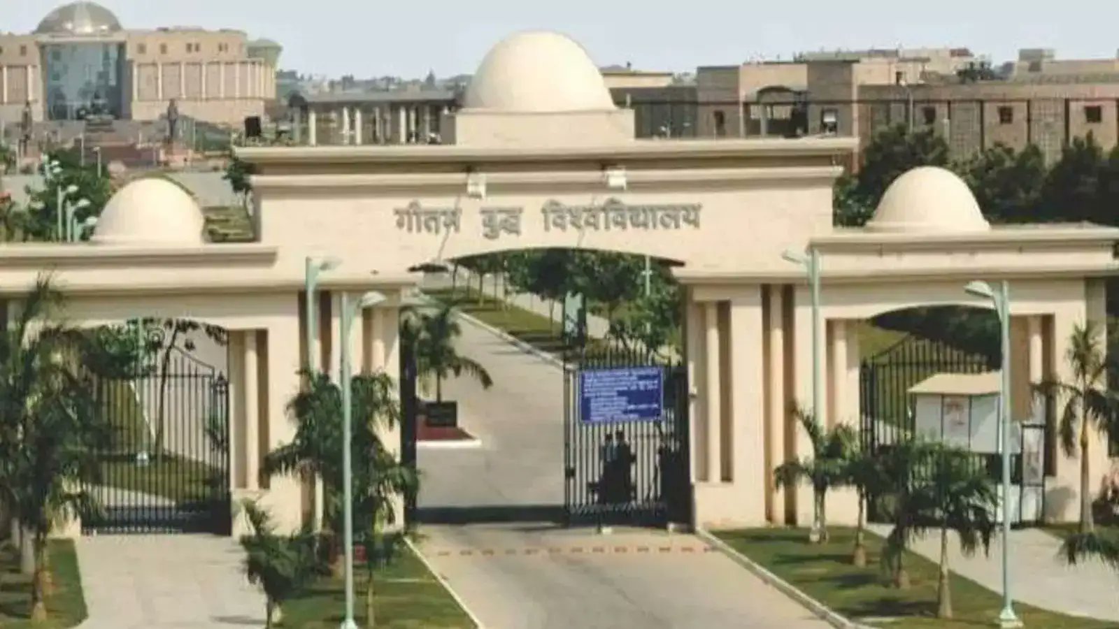 manishsingh981's tweet card. UP News: ग्रेटर नोएडा की गौतम बुद्ध यूनिवर्सिटी में बीए द्वितीय वर्ष के छात्र धीरज तिवारी ने हॉस्टल की छत से कूदकर जान दे दी। सोनीपत निवासी 30 वर्षीय धीरज को गंभीर हालत में अस्पताल ले जाया गया, जहां...