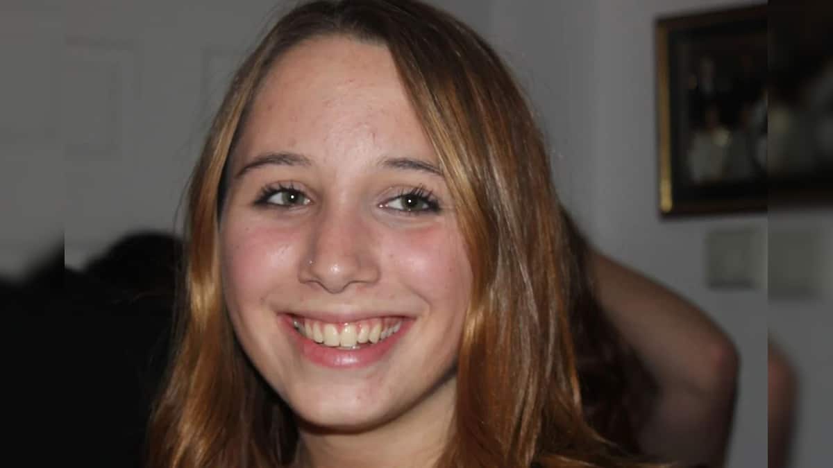 News18Guj's tweet card. લંડનની 22 વર્ષીય યુવતી જુલાઈ 2015માં એક મેન્ટલ હોસ્પિટલમાં મૃત હાલતમાં મળી હતી. ચોંકાવનારી વાત એ છે કે, તેણે પરિવાર સામે પોતાના જ મોતની ભવિષ્યવાણી કરી હતી. થોડા સમય બાદ આ વાત સાચી સાબિત થઈ હતી. હવે આ...