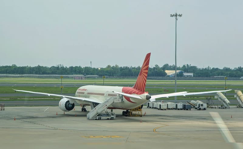 Vaartha_Hindi's tweet card. संसद की लोक लेखा समिति (PAC) के सदस्यों ने मंगलवार को अहमदाबाद में एयर इंडिया की फ्लाइट एआई-171 के दुर्घटनाग्रस्त होने और