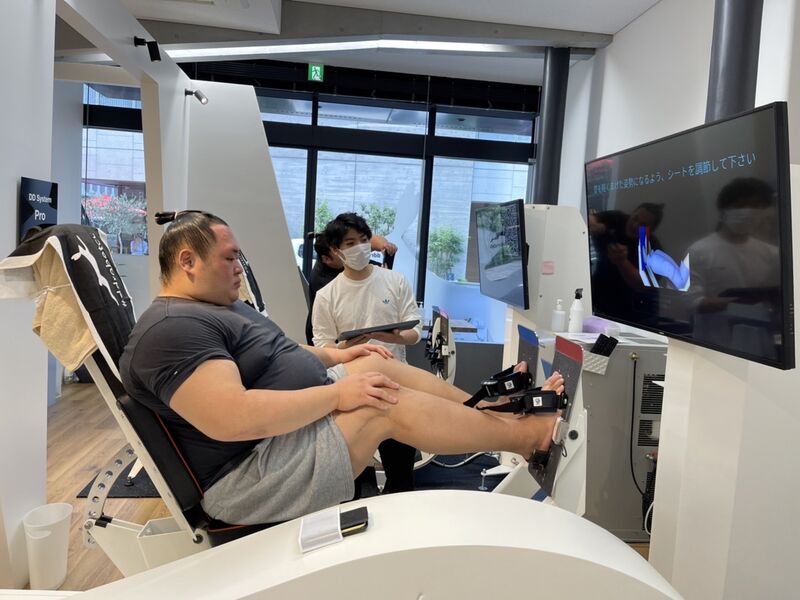 ddrobotec's tweet card. ddrobotec goes Sumo! Loads of 300kg+ are used for warming up 😀💪💪💪