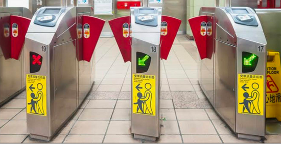 twhaolee's tweet card. 台北市議會第14屆第1次定期大會交通委員會於日前舉行，根據台北捷運公司處長胡正倫的報告，目前台北捷運正在進行閘門重置工程，主要是要更換重要零組件，延長閘門使用壽年，並導入多元支付功能，更方便民眾通勤時使用。 這項「閘門電子主單元重置案」的工程將從民國112年開始至114年結束，完成系統建置後預計於115年開放相關服務。 除了本來就有的實體卡、電信卡、悠遊付嗶乘車、SamsungPay悠遊卡等...