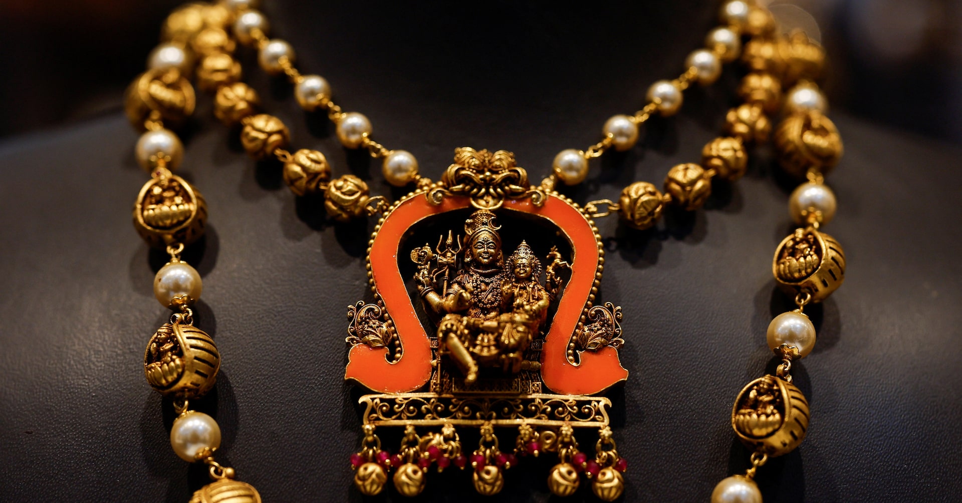 Reuters's tweet card. Gold prices fell nearly 1% on Thursday, retreating from a record high hit earlier in the session, after Federal Reserve Bank of Dallas President Lorie Logan urged caution on further interest rate...