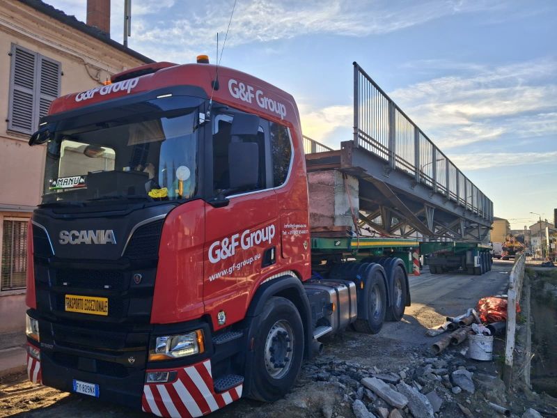 GIURIATOFORTUNA's tweet card. 🇮🇹 📸 Trasporto Eccezionale – Passerella di Savigliano Condividiamo con voi le immagini del trasporto eccezionale della Passerella di Savigliano, una struttura di 27 metri di lunghezza e 3 metri di...