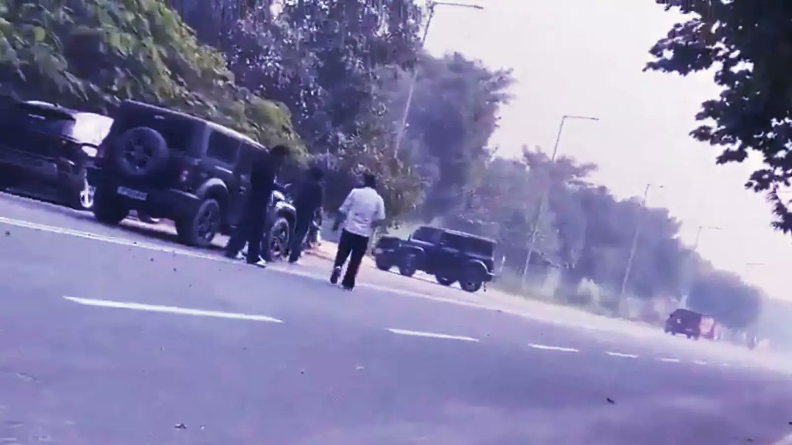 manishsingh981's tweet card. Noida Mahindra Thar Stunt: नोएडा के सेक्टर-128 में ब्लैक थार गाड़ियों से सड़क पर स्टंट करने का वीडियो वायरल हुआ। पुलिस ने एक थार गाड़ी दिल्ली से जब्त की है। साथ ही ट्रैफिक पुलिस ने 57,500 रुपये का...