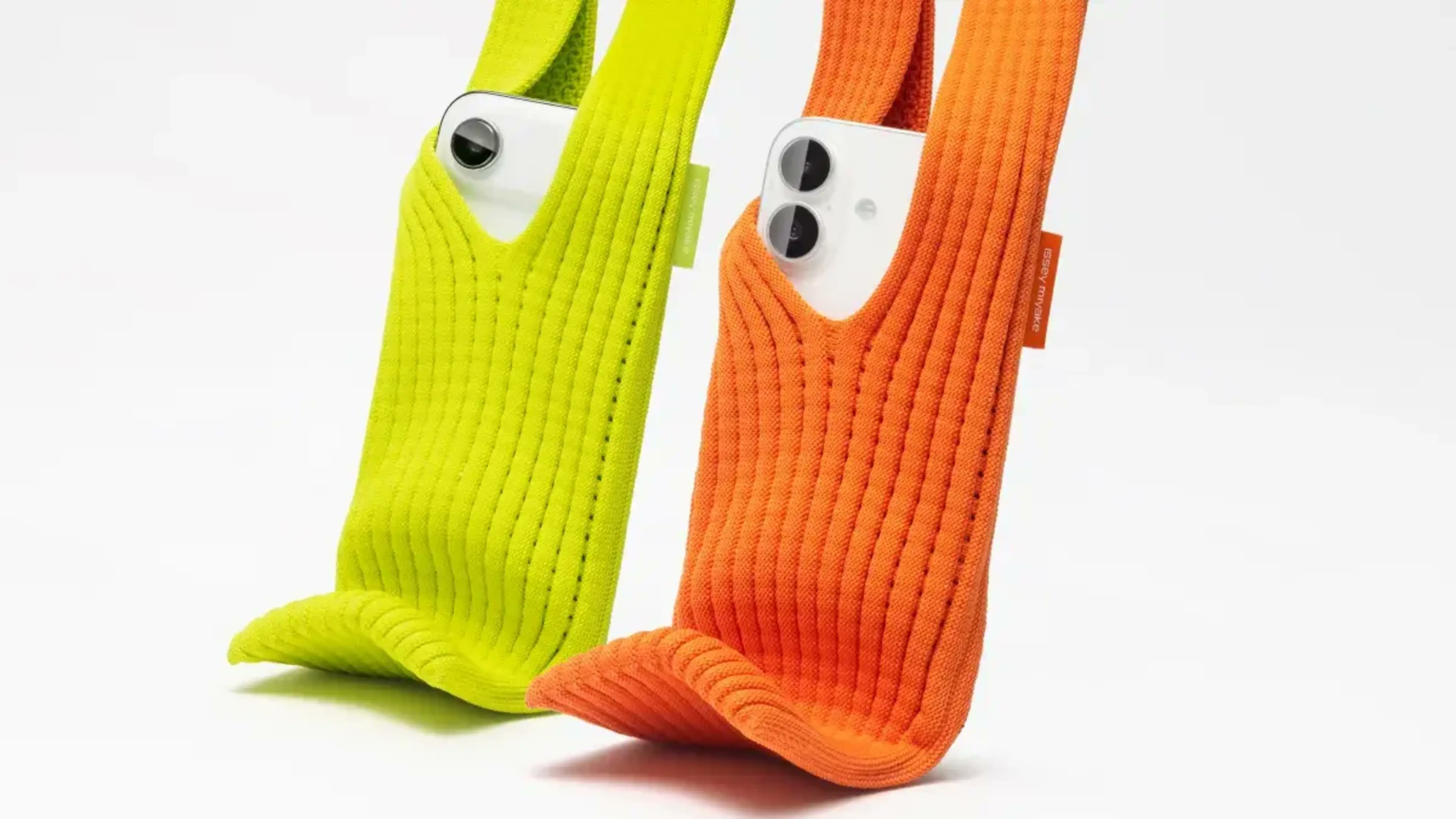 telegraaf's tweet card. Techgigant Apple heeft een 160 euro kostende accessoire onthuld om een iPhone in te bewaren en om het lichaam te dragen. De iPhone Pocket, zoals het hebbeding heet, komt in twee versies: een korte...