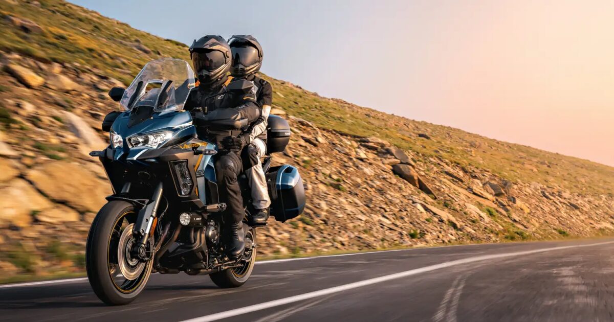 motoconnectweb's tweet card. 株式会社カワサキモータースジャパン(本社：兵庫県明石市、代表取締役社長：佐伯 健児)は、「VERSYS 1100 SE」のカラー＆グラフィックを変更し、2025年12月20日(土)に発売いたします。