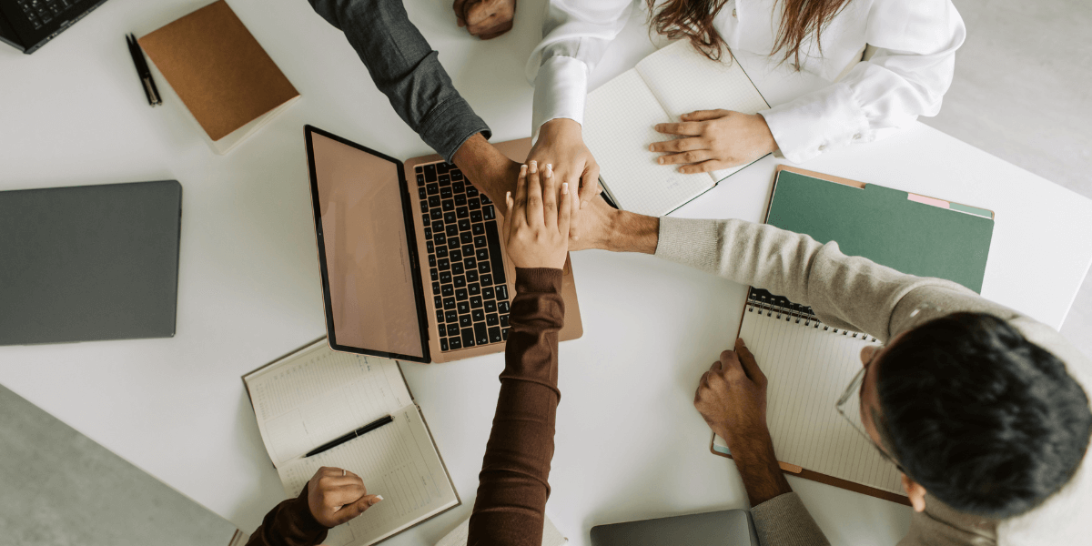 VestedMarketing's tweet card. Discover how HubSpot AI tools can revolutionize your sales team’s efficiency and effectiveness, from predictive lead scoring to automated task creation.